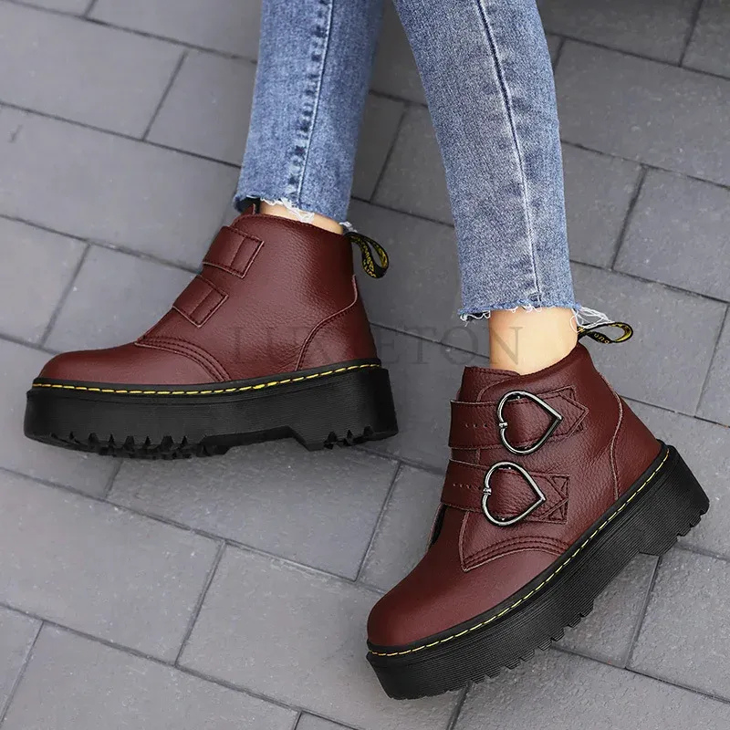Damen stylische Stiefeletten mit herzförmigen Schnallen – modisch und bequem für den Alltag