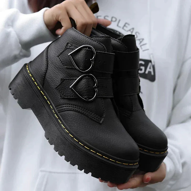Damen stylische Stiefeletten mit herzförmigen Schnallen – modisch und bequem für den Alltag
