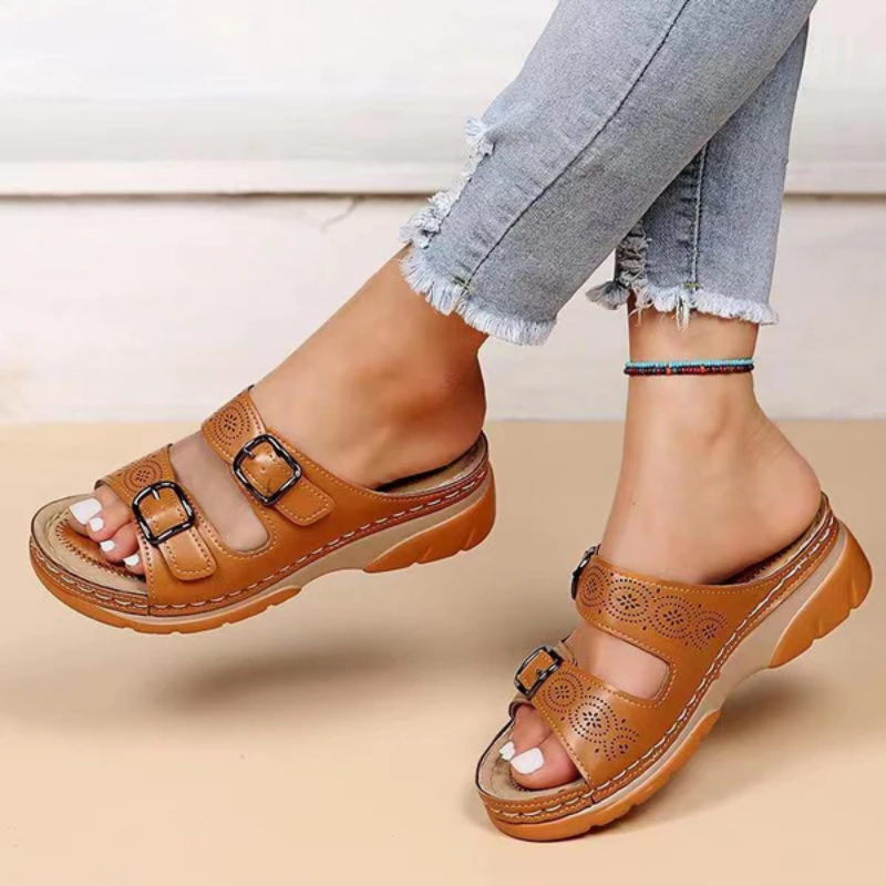  Damen trendige Sommersandalen in modernem Design, perfekt für warme Tage und vielseitige Sommeroutfits.