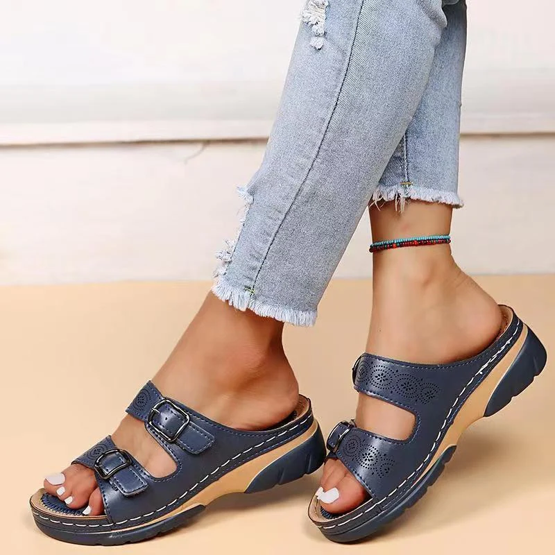  Damen trendige Sommersandalen in modernem Design, perfekt für warme Tage und vielseitige Sommeroutfits.