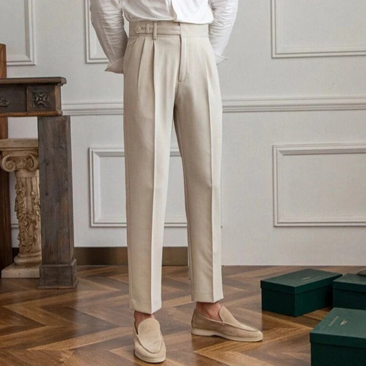 Elegante Business-Hose für Herren mit modernem Schnitt, ideal für Büro und Events.









