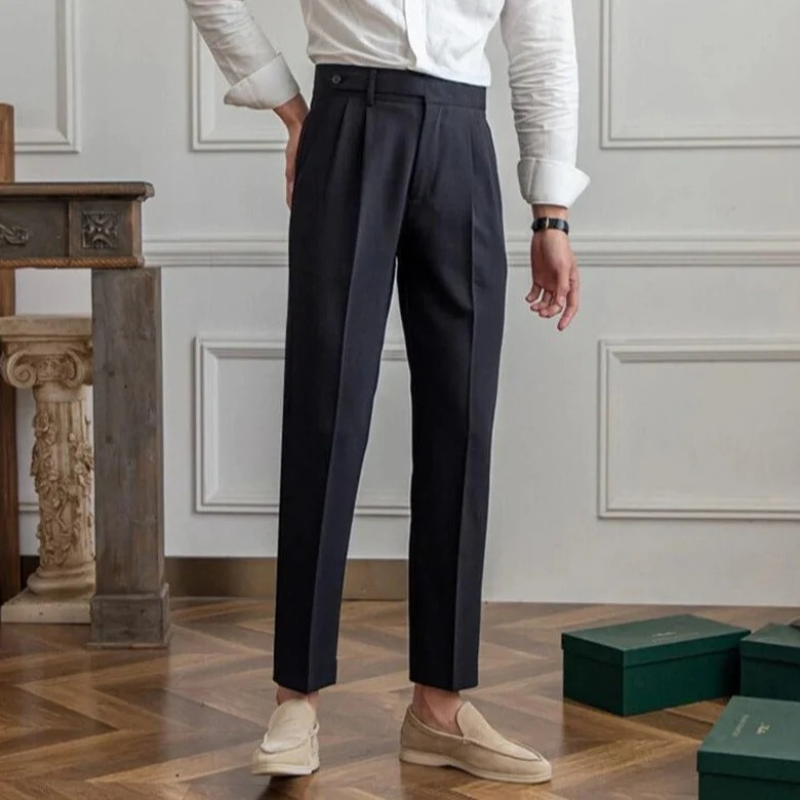 Elegante Business-Hose für Herren mit modernem Schnitt, ideal für Büro und Events.









