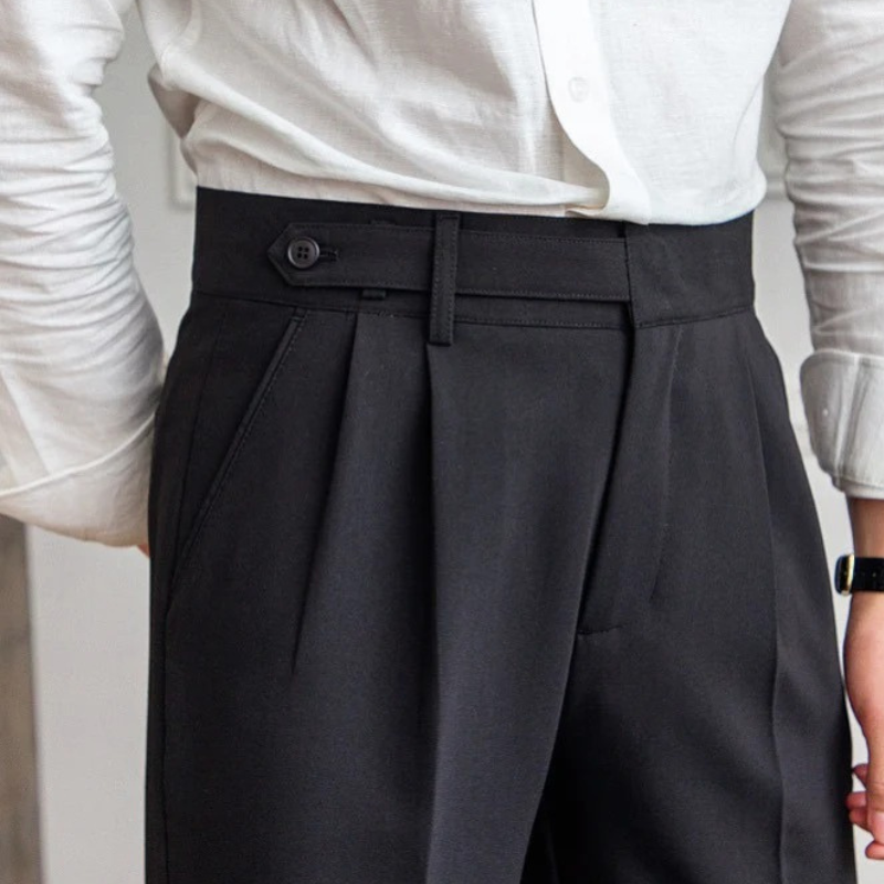 Elegante Business-Hose für Herren mit modernem Schnitt, ideal für Büro und Events.









