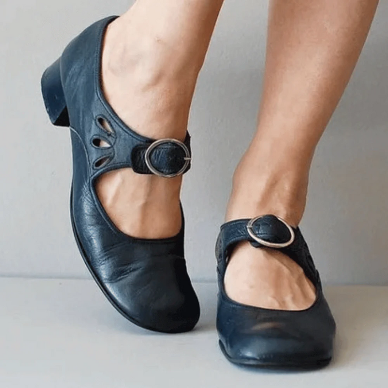 Elegante Damen-Sandalen mit niedrigem Absatz in klassischem Design, ideal für Alltag und besondere Anlässe.