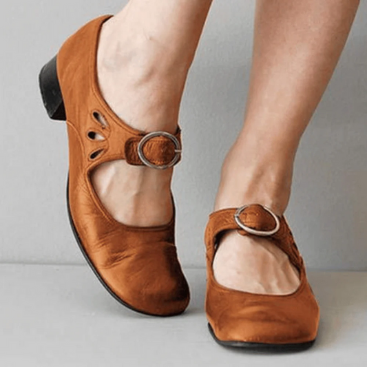 Elegante Damen-Sandalen mit niedrigem Absatz in klassischem Design, ideal für Alltag und besondere Anlässe.
