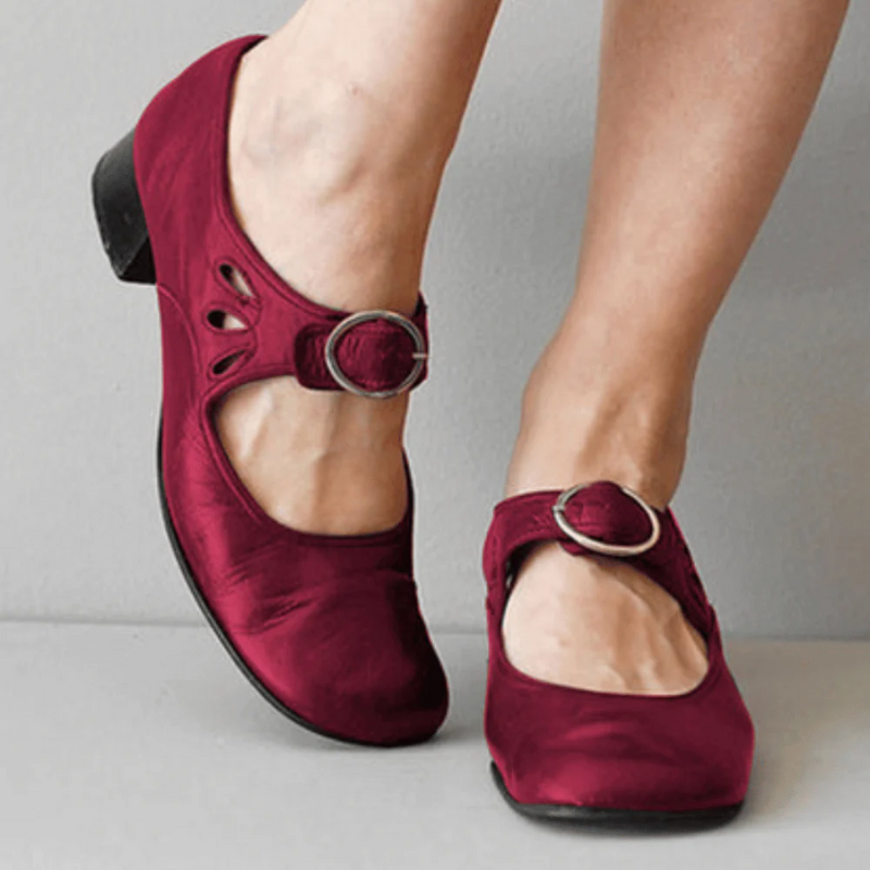 Elegante Damen-Sandalen mit niedrigem Absatz in klassischem Design, ideal für Alltag und besondere Anlässe.