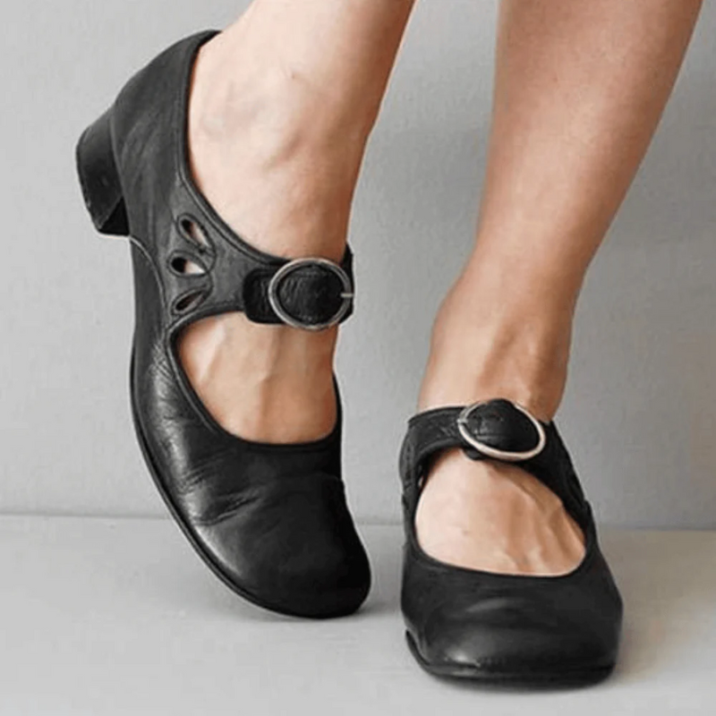 Elegante Damen-Sandalen mit niedrigem Absatz in klassischem Design, ideal für Alltag und besondere Anlässe.