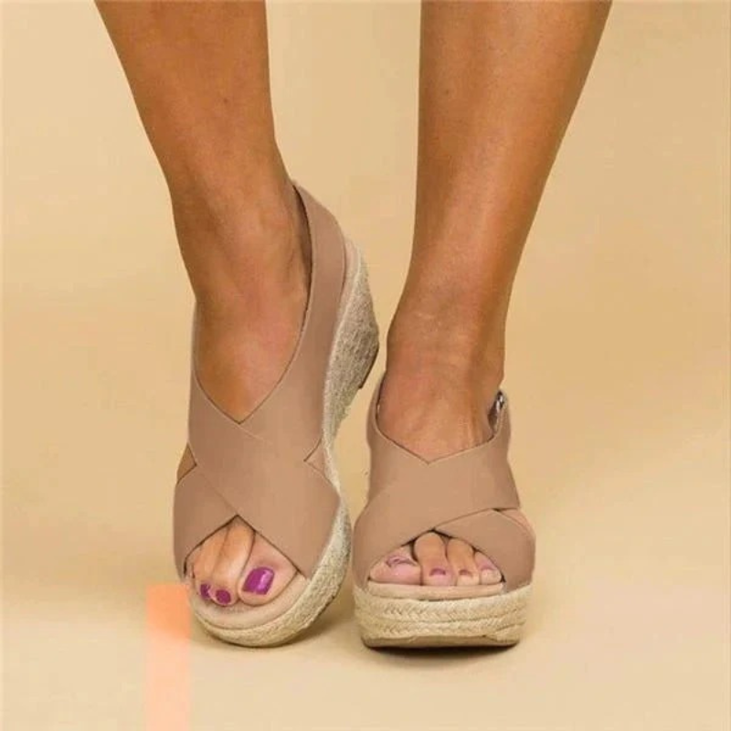 Elegante Espadrille-Sandalen für Damen mit komfortabler Sohle und modernem Design.
