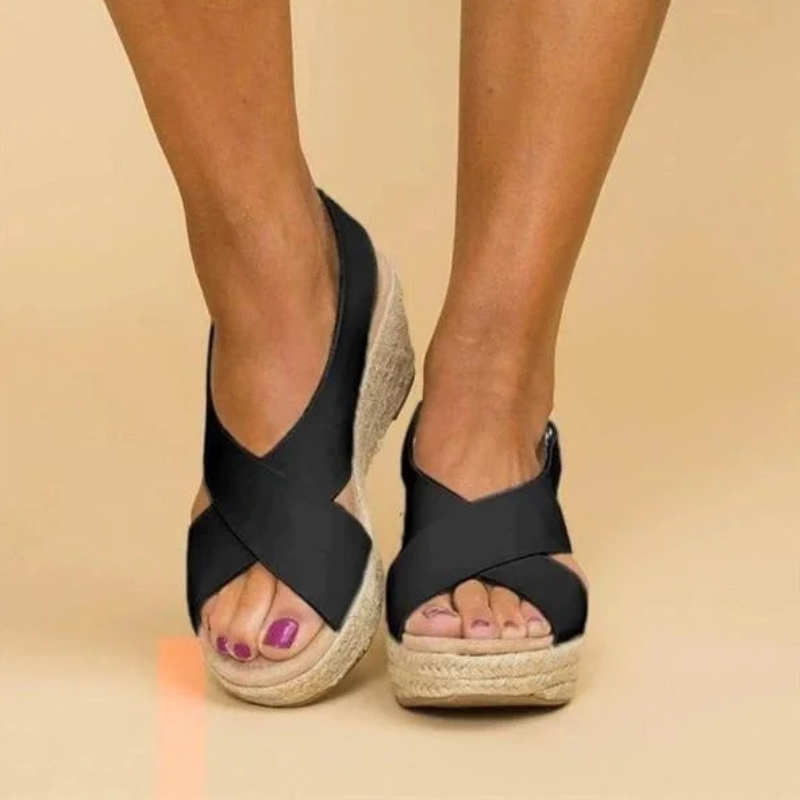 Elegante Espadrille-Sandalen für Damen mit komfortabler Sohle und modernem Design.