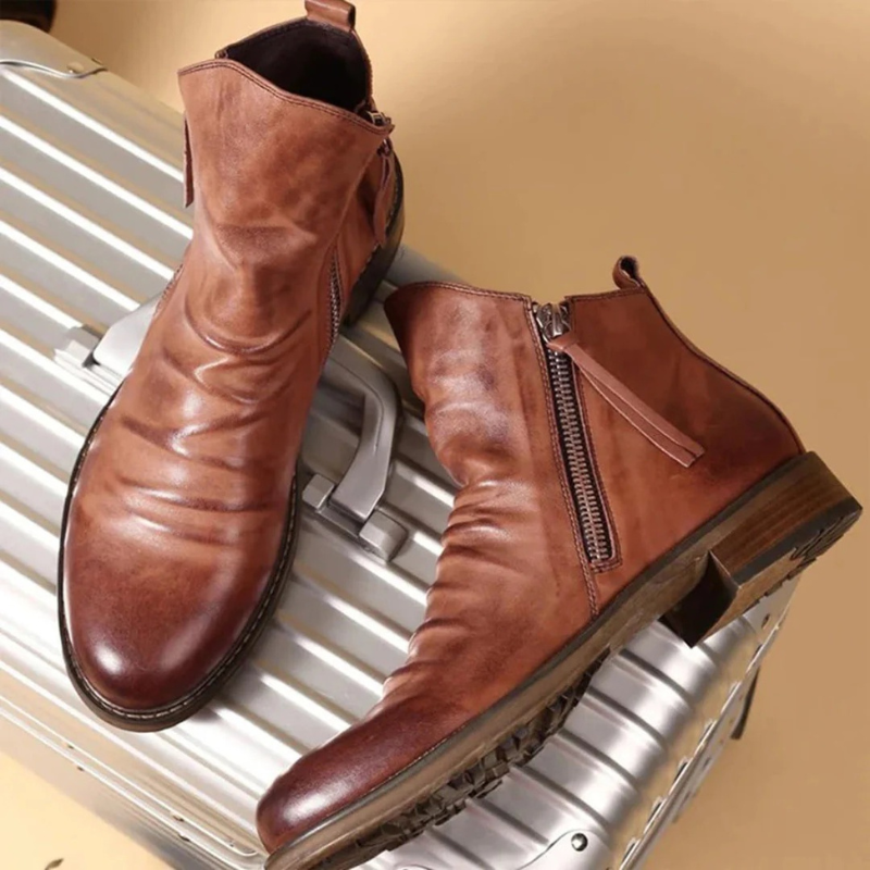 Elegante Herrenstiefel mit Reißverschluss in klassischem Design für Alltag und Büro.