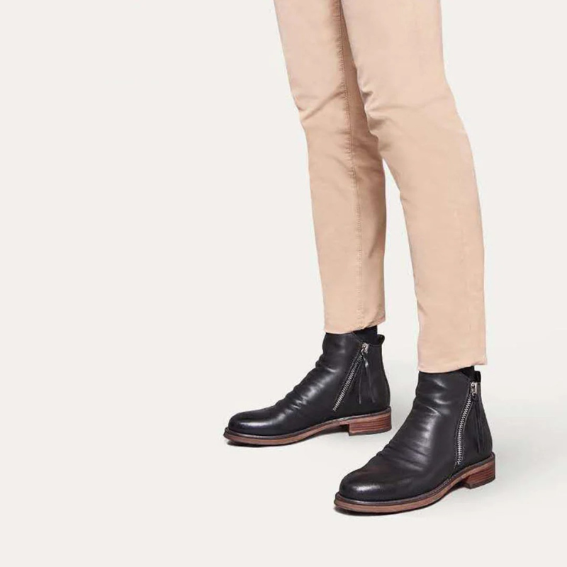 Elegante Herrenstiefel mit Reißverschluss in klassischem Design für Alltag und Büro.