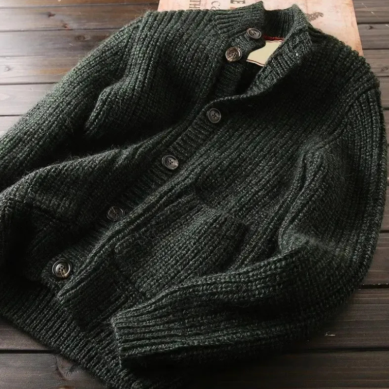 Elegante Strickjacke für Herren in klassischem Design für Freizeit und Business.