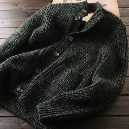 Elegante Strickjacke für Herren in klassischem Design für Freizeit und Business.