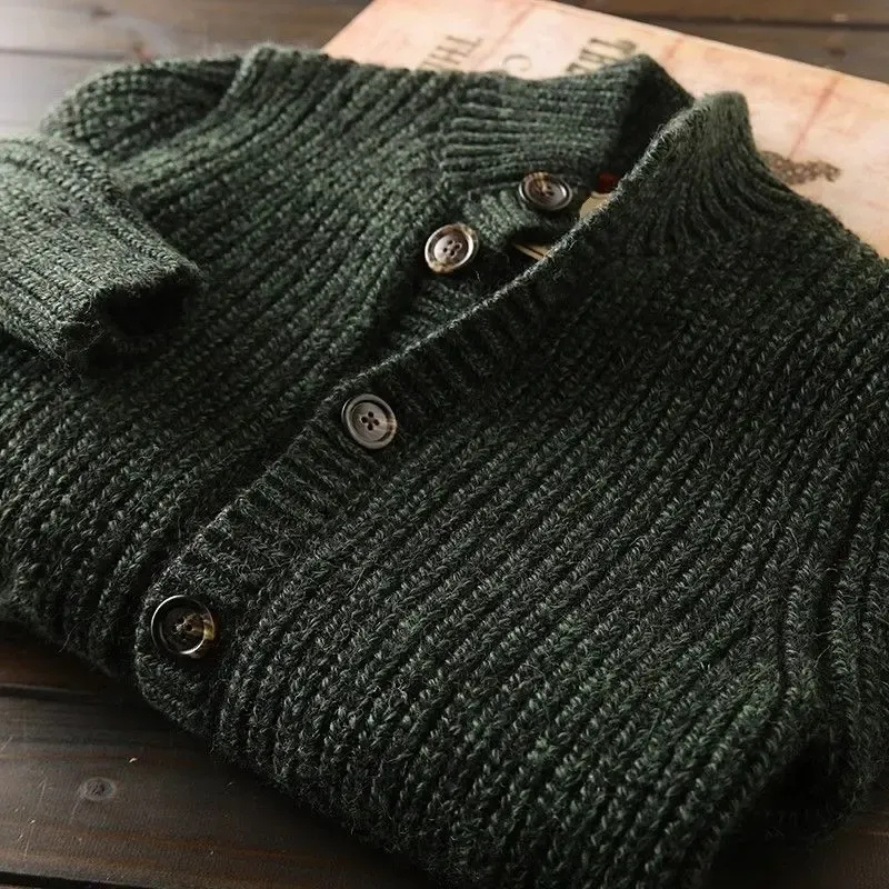 Elegante Strickjacke für Herren in klassischem Design für Freizeit und Business.