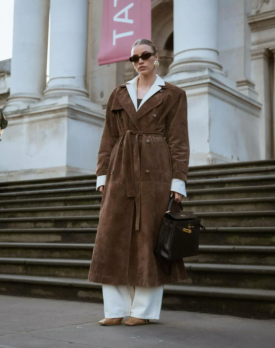 Langer eleganter Vintage-Mantel für Damen in klassischem Design

