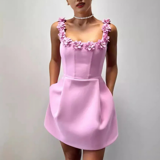 Elegantes geblümtes Damenkleid mit leichtem Schnitt und floralem Muster für vielseitige Anlässe