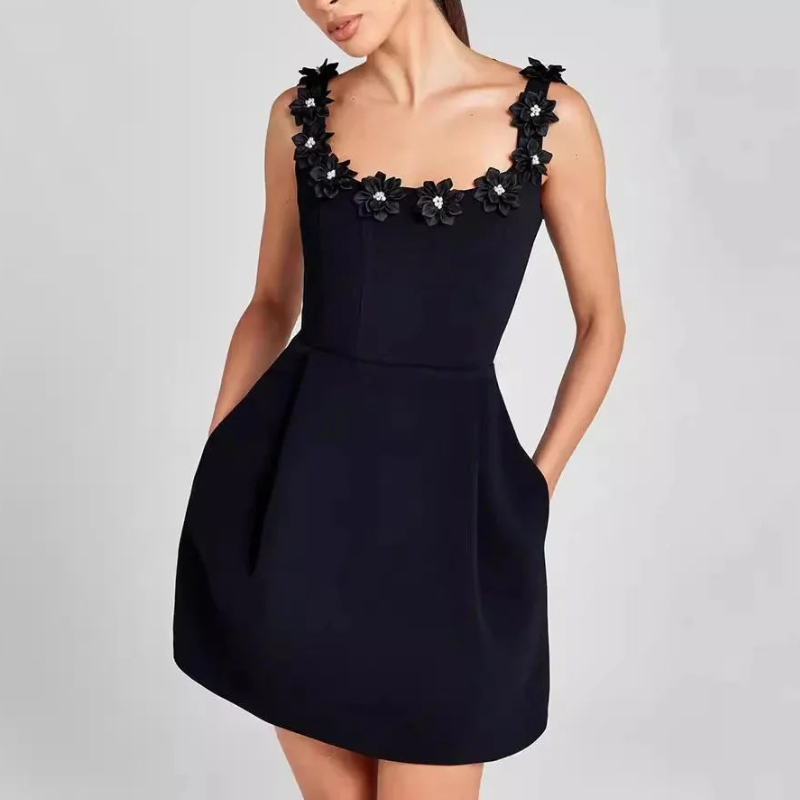 Elegantes geblümtes Damenkleid mit leichtem Schnitt und floralem Muster für vielseitige Anlässe