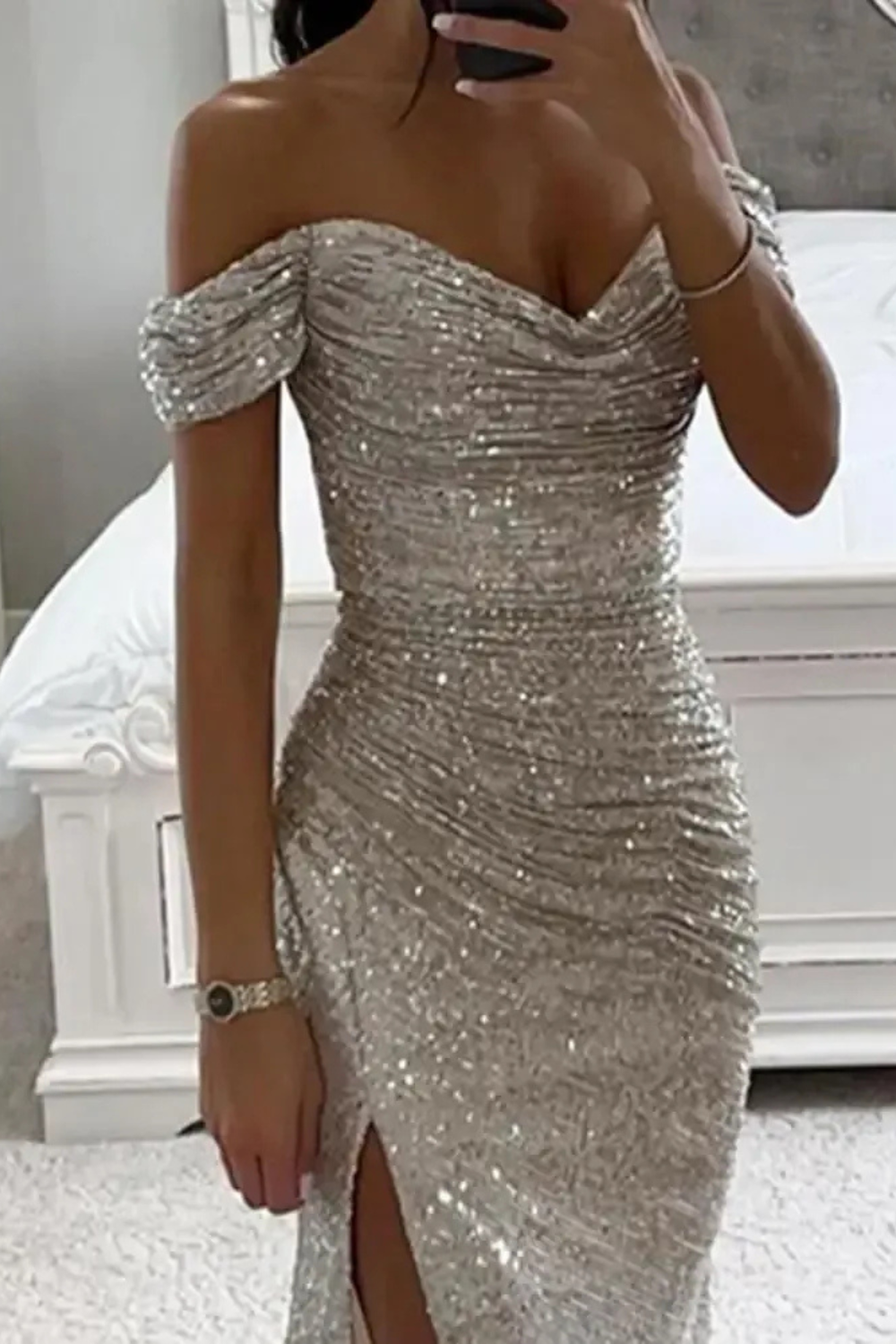 Elegantes Glitzer-Abendkleid für Damen mit funkelndem Design, ideal für festliche Anlässe und glamouröse Auftritte.