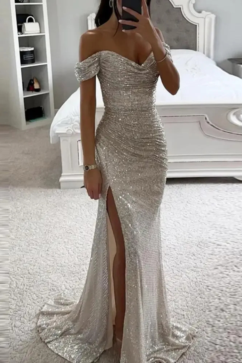 Elegantes Glitzer-Abendkleid für Damen mit funkelndem Design, ideal für festliche Anlässe und glamouröse Auftritte.