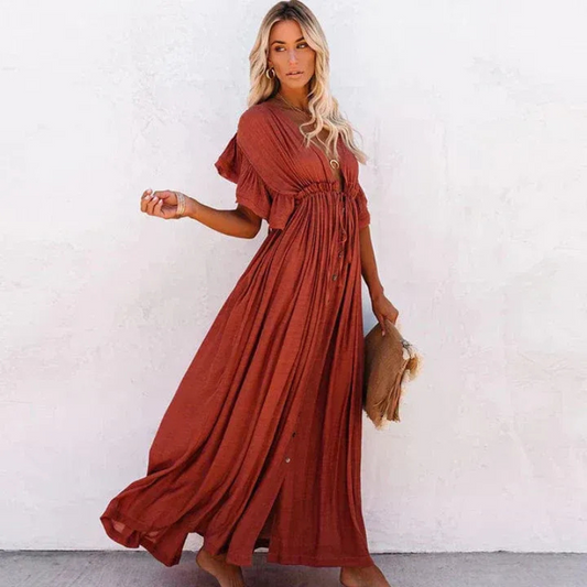 Elegantes langes Bohème-Sommerkleid für Damen in fließender Silhouette für stilvolle Sommermomente.