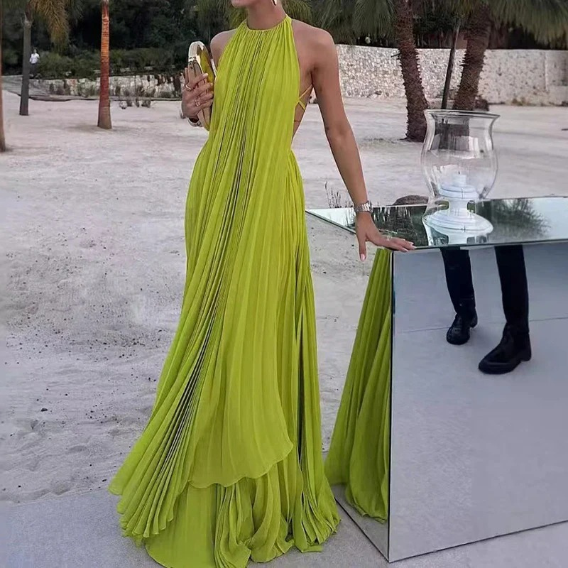 Elegantes langes Neckholderkleid für Damen, perfekt für festliche Anlässe.