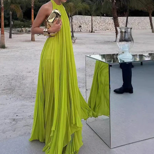 Elegantes langes Neckholderkleid für Damen, perfekt für festliche Anlässe.