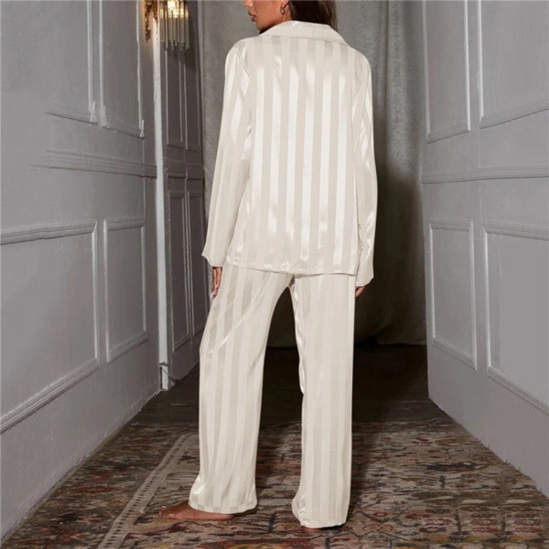 Elegantes Pyjama-Set für Damen mit stilvollem Schnitt für komfortable Nächte und entspannte Stunden.