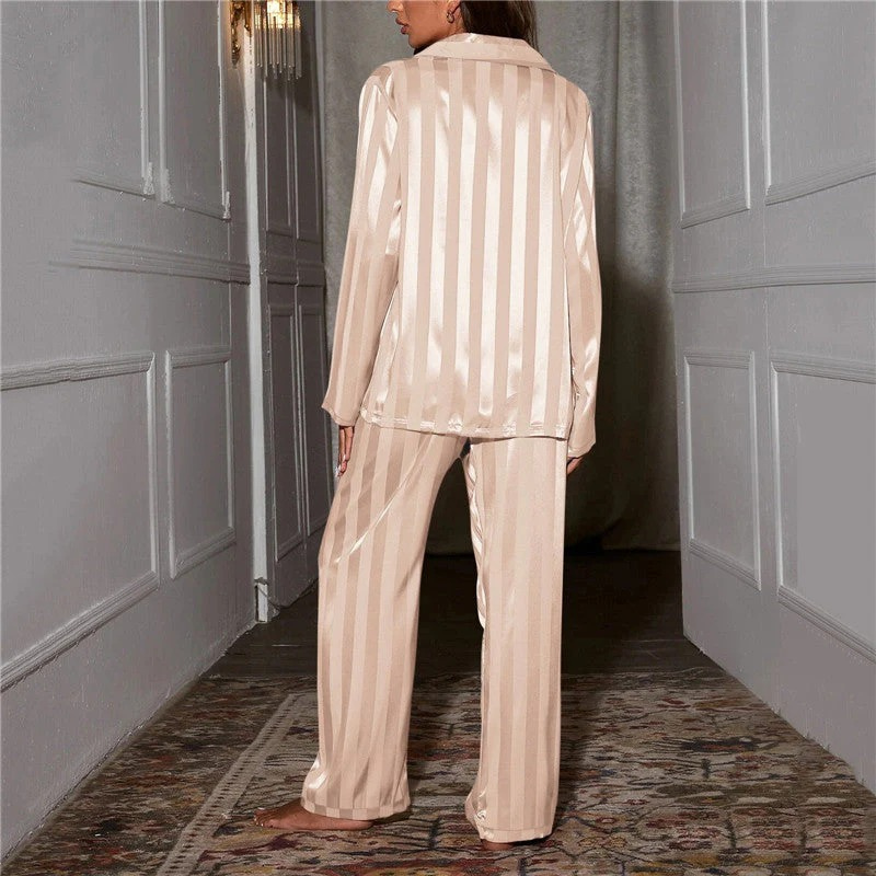 Elegantes Pyjama-Set für Damen mit stilvollem Schnitt für komfortable Nächte und entspannte Stunden.