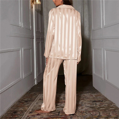 Elegantes Pyjama-Set für Damen mit stilvollem Schnitt für komfortable Nächte und entspannte Stunden.