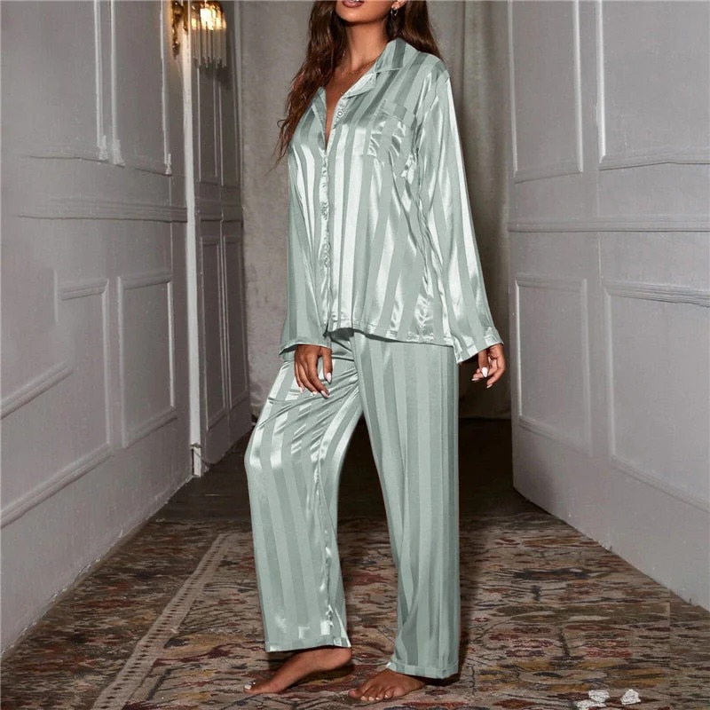 Elegantes Pyjama-Set für Damen mit stilvollem Schnitt für komfortable Nächte und entspannte Stunden.