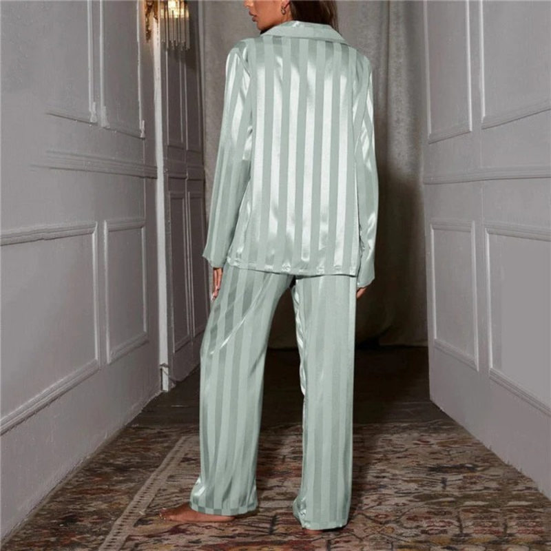 Elegantes Pyjama-Set für Damen mit stilvollem Schnitt für komfortable Nächte und entspannte Stunden.