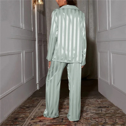 Elegantes Pyjama-Set für Damen mit stilvollem Schnitt für komfortable Nächte und entspannte Stunden.