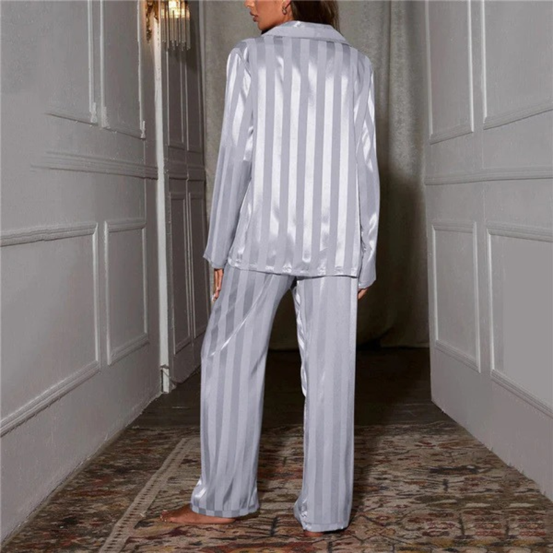 Elegantes Pyjama-Set für Damen mit stilvollem Schnitt für komfortable Nächte und entspannte Stunden.