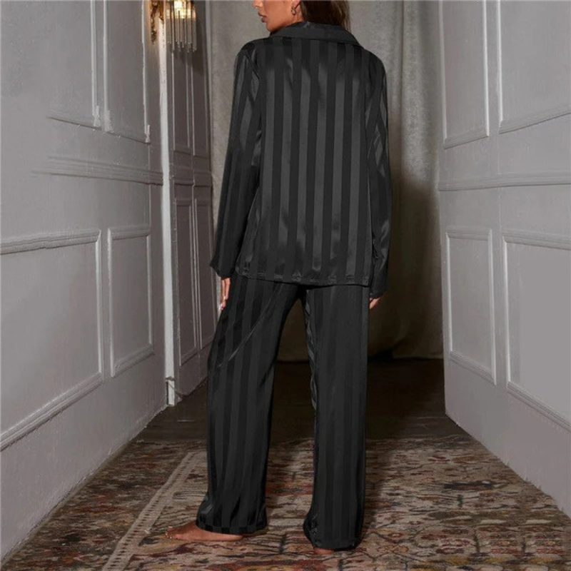 Elegantes Pyjama-Set für Damen mit stilvollem Schnitt für komfortable Nächte und entspannte Stunden.