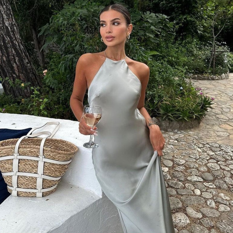Langes Damenkleid mit offenem Rücken in elegantem Design
