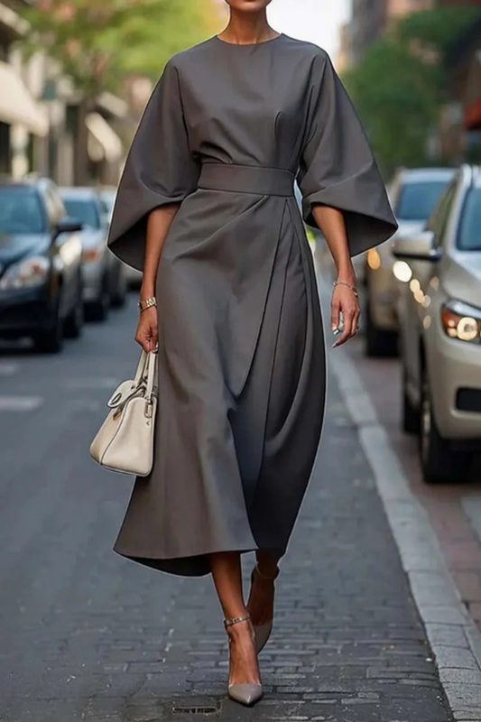 Elegantes Vintage-Kleid für Damen mit klassischem Schnitt, ideal für festliche Anlässe und stilvolle Alltagslooks.

