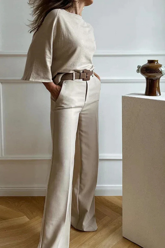 Elegantes Vintage-Set für Damen in stilvollem Design, ideal für besondere Anlässe und elegante Alltagslooks.

