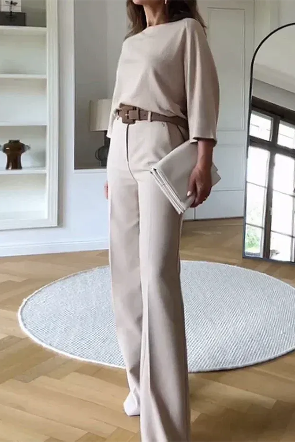 Elegantes Vintage-Set für Damen in stilvollem Design, ideal für besondere Anlässe und elegante Alltagslooks.

