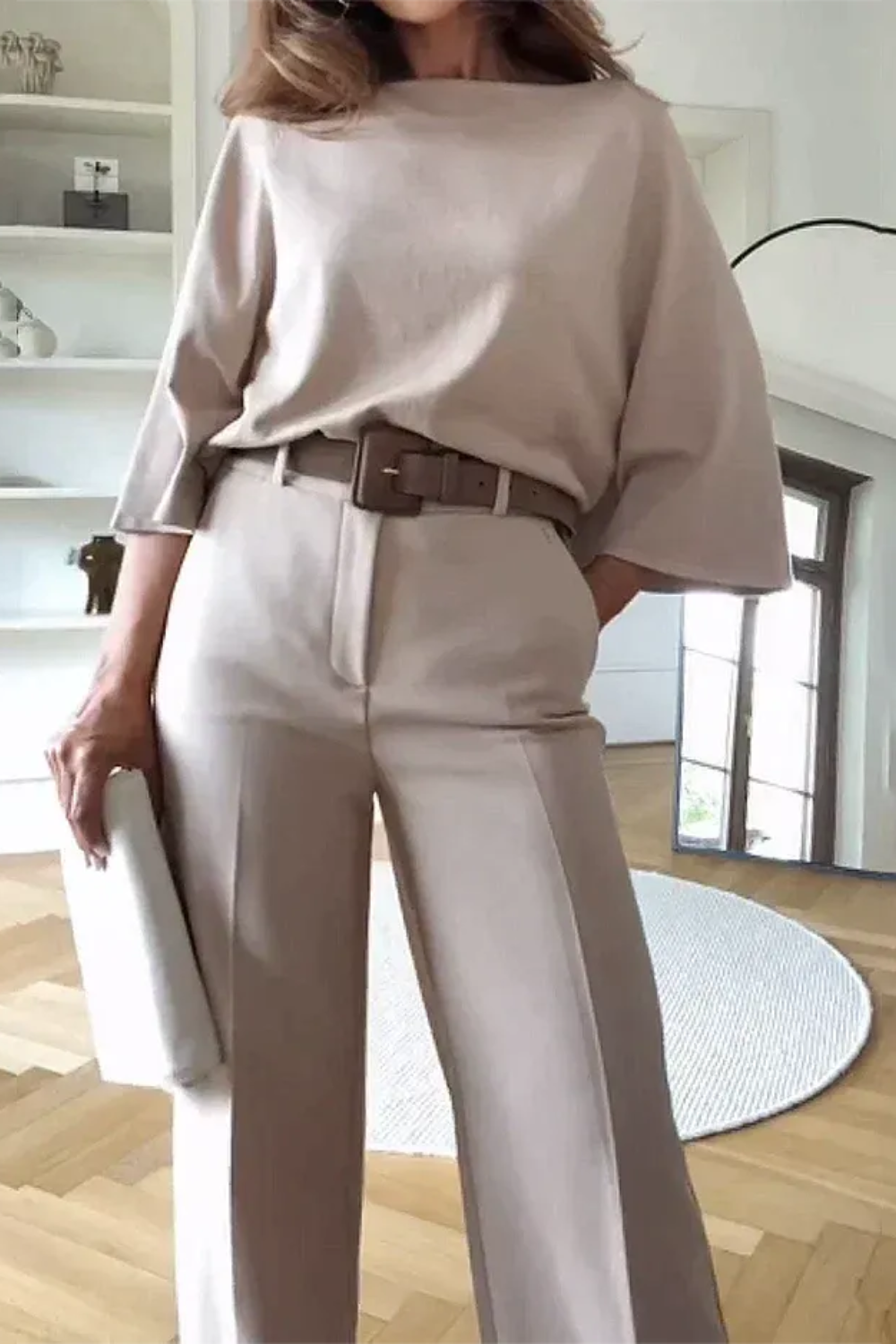 Elegantes Vintage-Set für Damen in stilvollem Design, ideal für besondere Anlässe und elegante Alltagslooks.

