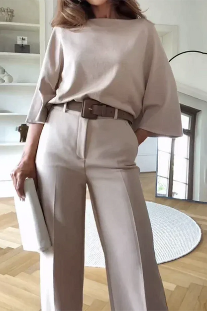 Elegantes Vintage-Set für Damen in stilvollem Design, ideal für besondere Anlässe und elegante Alltagslooks.

