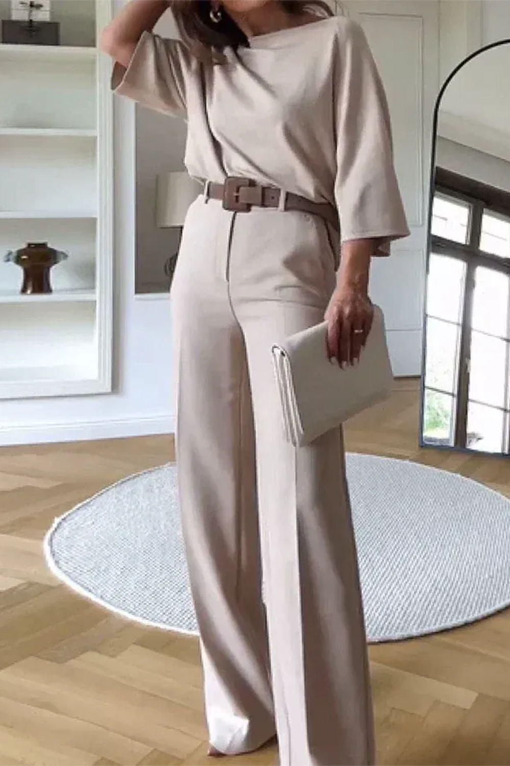 Elegantes Vintage-Set für Damen in stilvollem Design, ideal für besondere Anlässe und elegante Alltagslooks.

