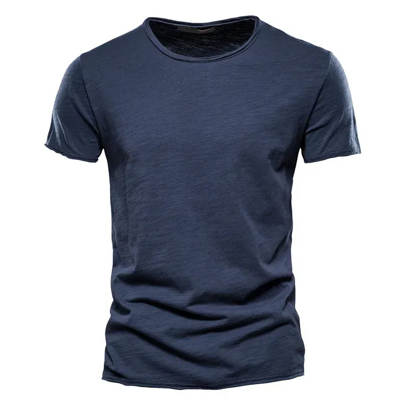 Herren bequemes Sommer-T-Shirt mit klarem Schnitt für Alltag und Freizeit.