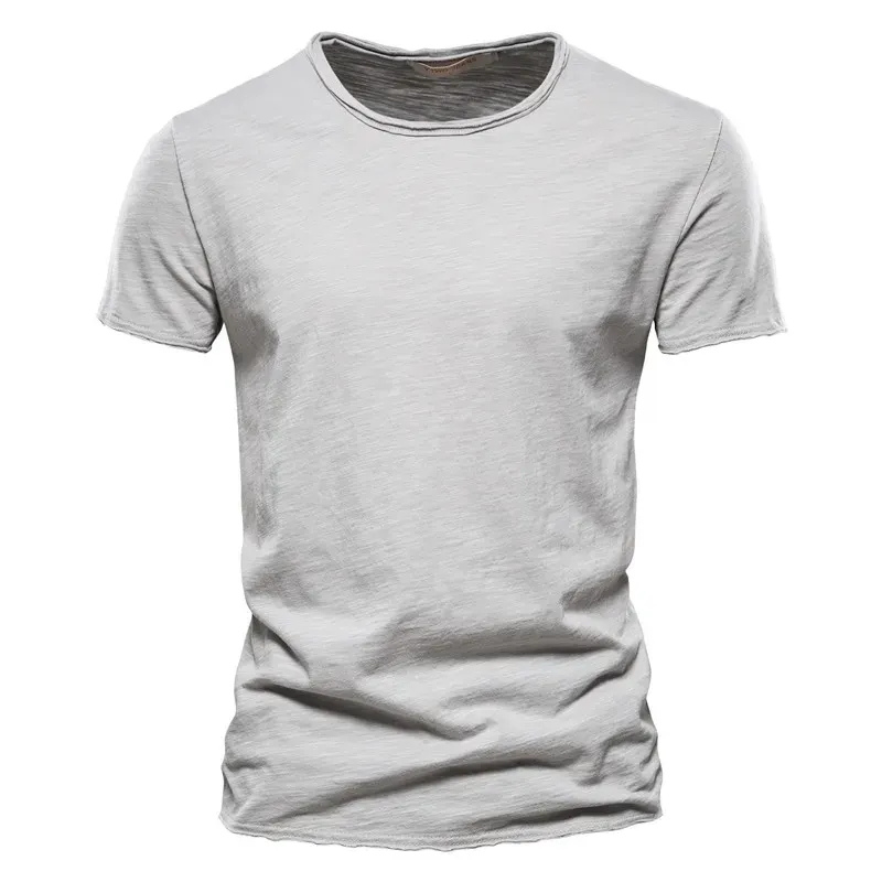 Herren bequemes Sommer-T-Shirt mit klarem Schnitt für Alltag und Freizeit.










