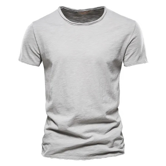 Herren bequemes Sommer-T-Shirt mit klarem Schnitt für Alltag und Freizeit.










