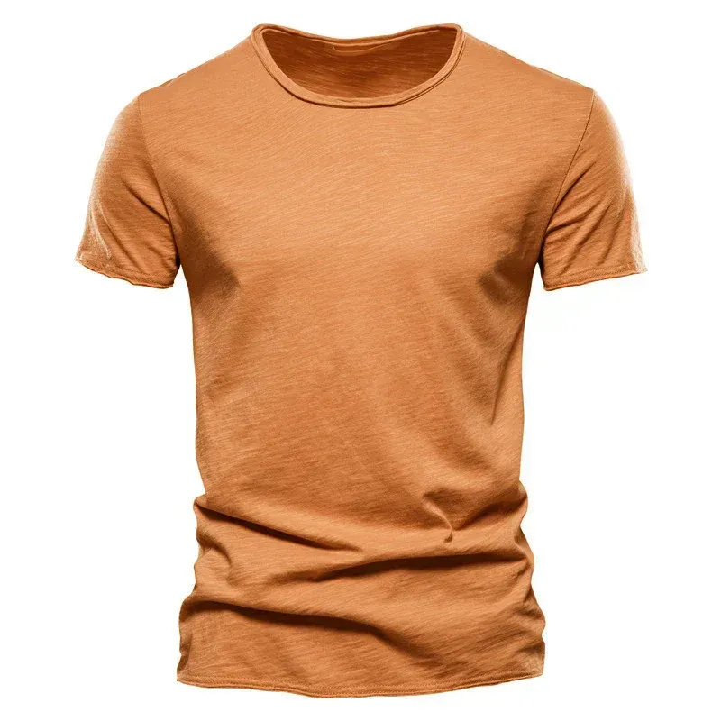 Herren bequemes Sommer-T-Shirt mit klarem Schnitt für Alltag und Freizeit.