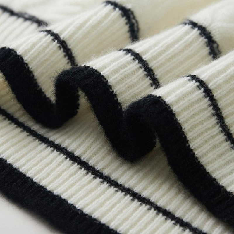 Herren eleganter Herbstpullover in modernem und zeitlosem Stil.