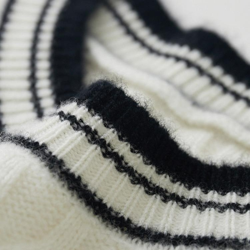 Herren eleganter Herbstpullover in modernem und zeitlosem Stil.