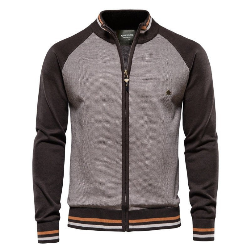 Herr trägt eine lässige Slim-Fit Jacke, ideal für Alltag und Freizeit