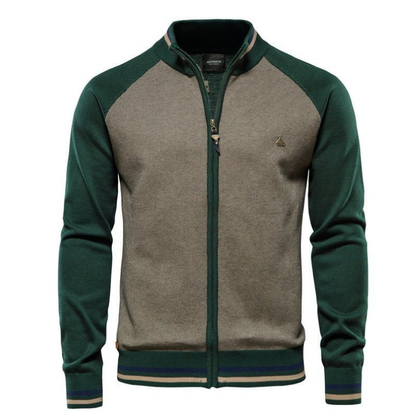 Herr trägt eine lässige Slim-Fit Jacke, ideal für Alltag und Freizeit