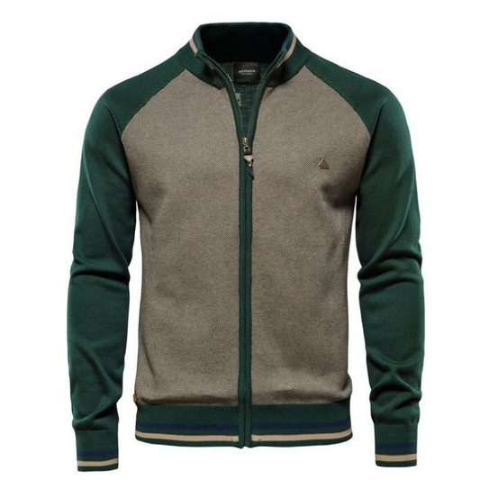 Herr trägt eine lässige Slim-Fit Jacke, ideal für Alltag und Freizeit